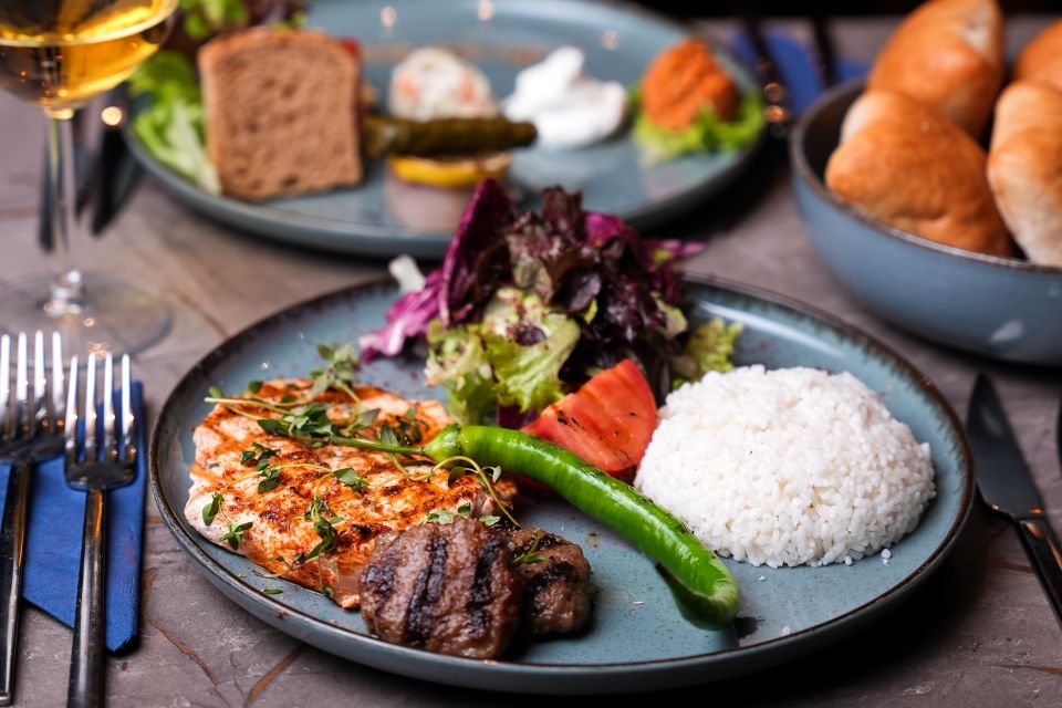 CRAZY SALE 2025 : CRAZY SALE - PRIVATE CLOSE TO SHOW TABLE (WITH ALCOHOL) - Hotel Pick Up and Drop off Included